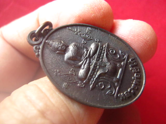เหรียญหลวงพ่อขี่ไก่ วัดราชวรินทร์ สำเหร่ กทม. ปี 2542