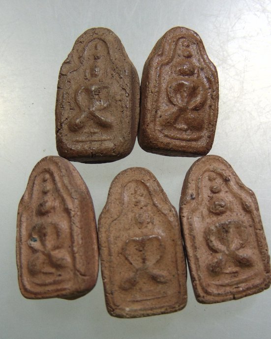 พระพุทธเนื้อดิน