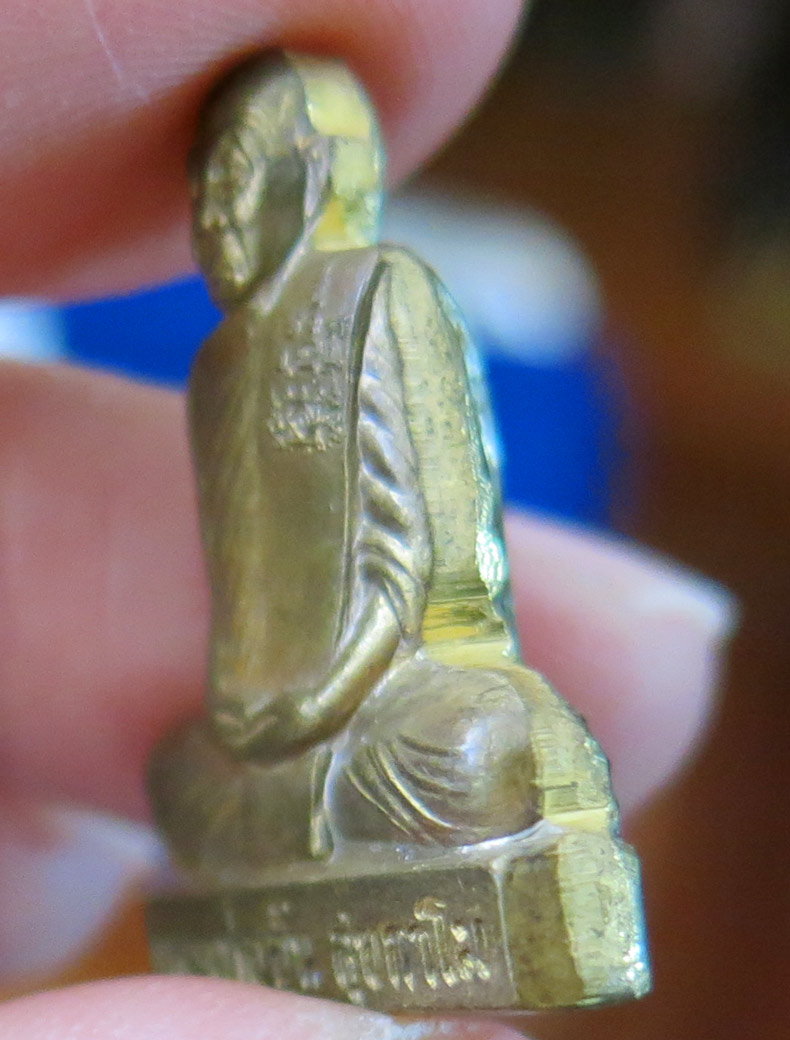 หลวงพ่ออุ้น วัดตาลกง รูปเหมือนปั้ม หลังลายเซ็น เนื้อทองเหลือง พ.ศ. 2547