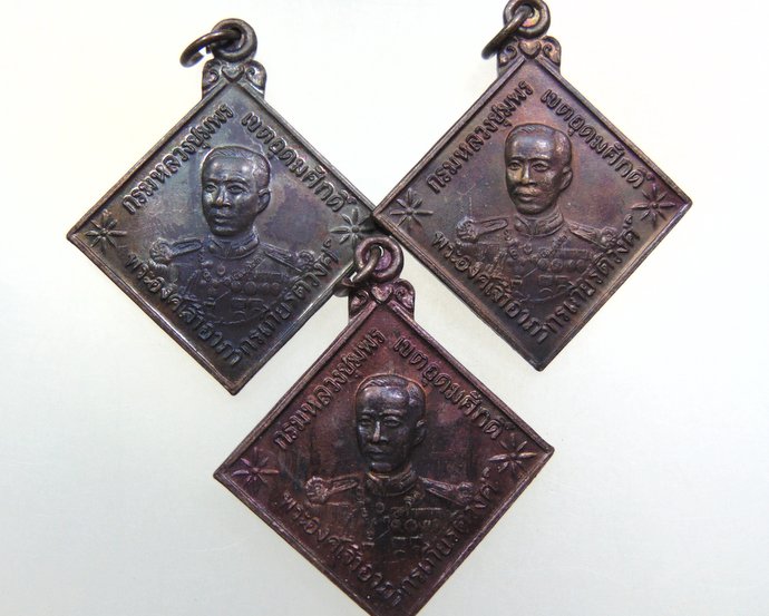 เหรียญกรมหลวงชุมพรฯ -หลวงปู่จันทร์ วัดป่าข่อย จ สุโขทัย