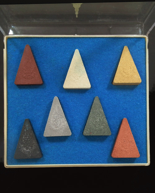 พระสมเด็จนางพญา สก. ชุดเนื้อผงพิมพ์ ๗ สี ปี ๒๕๔๗