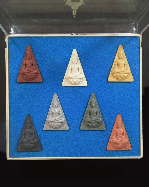 พระสมเด็จนางพญา สก. ชุดเนื้อผงพิมพ์ ๗ สี ปี ๒๕๔๗