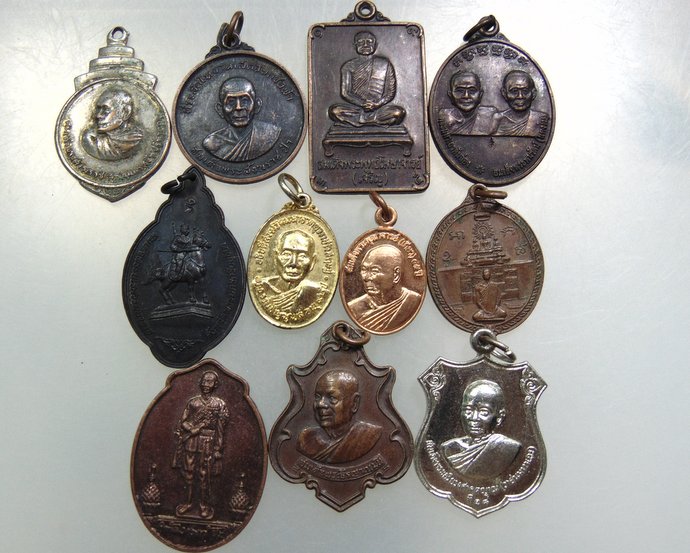 วัตถุมงคลแผ่นดิน