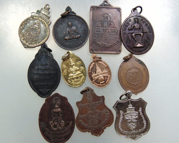 วัตถุมงคลแผ่นดิน