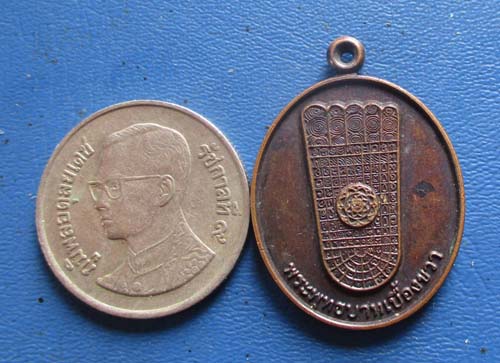 เหรียญพระพุทธบาทเบื้องขวา  วัดพระพุทธฉาย จ.สระบุรี  เนื้อทองแดง