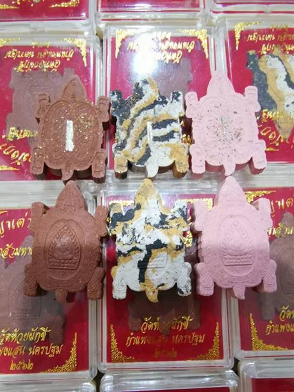 *ใกล้ปีใหม่ เอาไปแจกกันครับ เบาๆ เต่าผง เจ้าสัวมหาเศรษฐี วัดห้วยผักชี ยกลัง เคาะเดียวแดง*