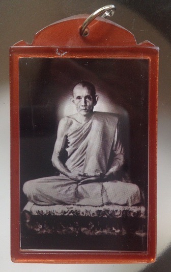 รูปถ่ายหลวงพ่อกวย วัดโฆสิตาราม ชัยนาท พิธีจตุรพิธพรชัย วัดจีน จ.อยุธยา ปี63 เลี่ยมคลาสสิคเลนส์โบราณ