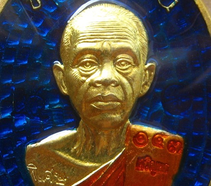 เหรียญเจริญพรสังฆาฎิ เทพประทานพร หลวงพ่อคูณ ปี2558 เนื้อทองฝาบาตรลงยาสีน้ำเงิน หมายเลข143 พร้อมกล่อง