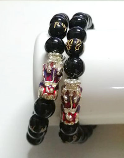 วัดใจแดง 150 บาท..สร้อยข้อมือหินนิลดำ 8 มิล+ปี่เซี๊ยะเงิน เปลี่ยนสีตามอุณหภูมิได้ รวม 2 เส้น