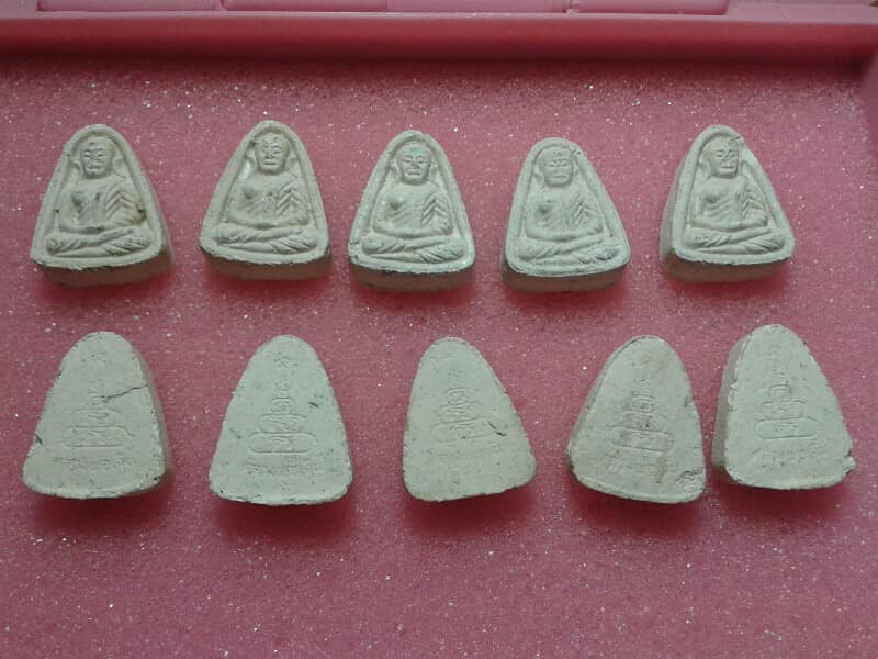 พระผงหลวงพ่อเงินหลังยันต์น้ำเต้า จำนวน 10 องค์  เคาะเดียวครับ