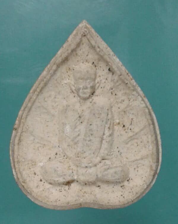 พระผงหลวงปู่มั่น หลังยันต์ห้า มีรอยปั้มตราแดงด้านหลัง ไม่ทราบที่ออก เคาะเดียวครับ