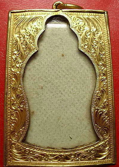 พระสมเด็จบางขุนพรหม ปี 2517 พิมพ์ใหญ่ 5 จุดหลังลายผ้า พระสวยมากพร้อมเลี่ยมทองค่ะ