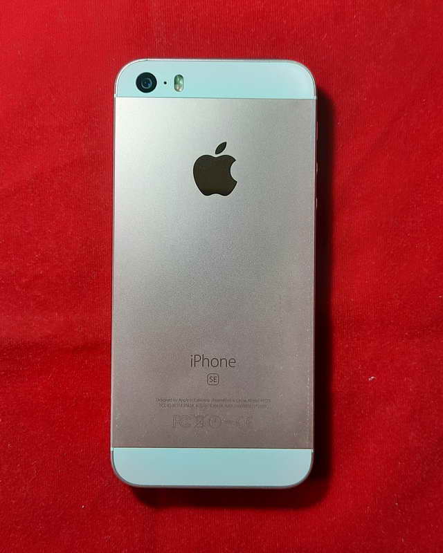 iPhone se 32gb พร้อมชุดชาร์จ หูฟัง แบต 82%