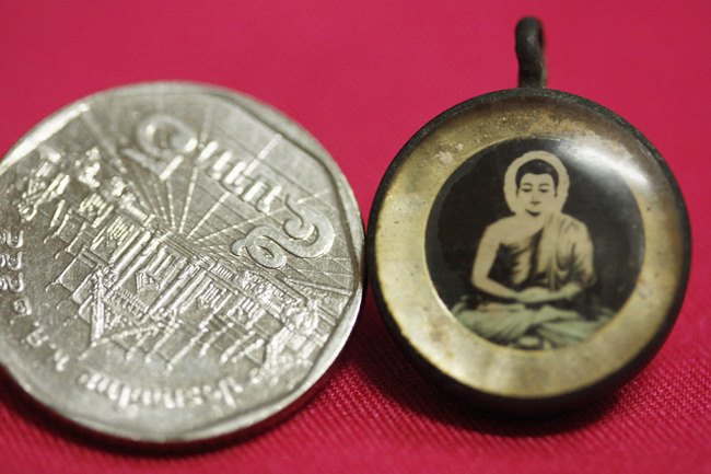 ล็อกเก็ตดวงตาพระพุทธเจ้า หลวงพ่อผินะ วัดสนมลาว พิมพ์ใหญ่ นิยม