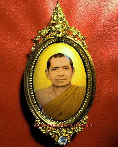 ล็อกเก็ตหลวงพ่อฤาษีลิงดำ วัดท่าซุง กะไหล่ทองประดับเพชร สวยมากค่ะ