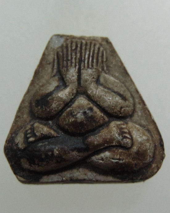 พระปิดตาหลังเจดีย์