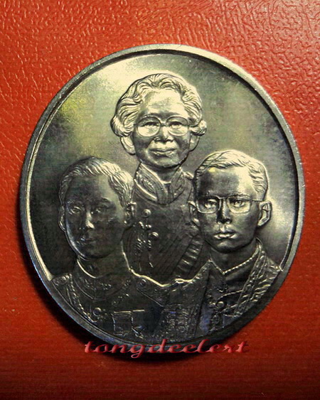 เหรียญ 3 สมเด็จ สมเด็จย่า,ร.8,ร.9 เฉลิมพระเกียรติ ปี 2542 เนื้ออัลปาก้า สวยมากค่ะ