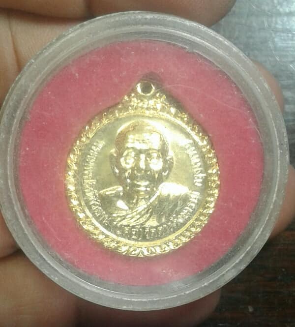 เหรียญหลวงบุศย์ วัดดาวดึงษาราม กรุงเทพฯ กะไหล่ทอง     + กล่อง  เคาะเดียวครับ 