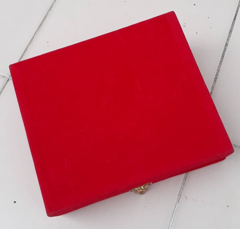 กล่องกำมะหยี่ สีแดง ที่ระลึกมหามงคลเฉลิมพระชนมพรรษา 80 พรรษา