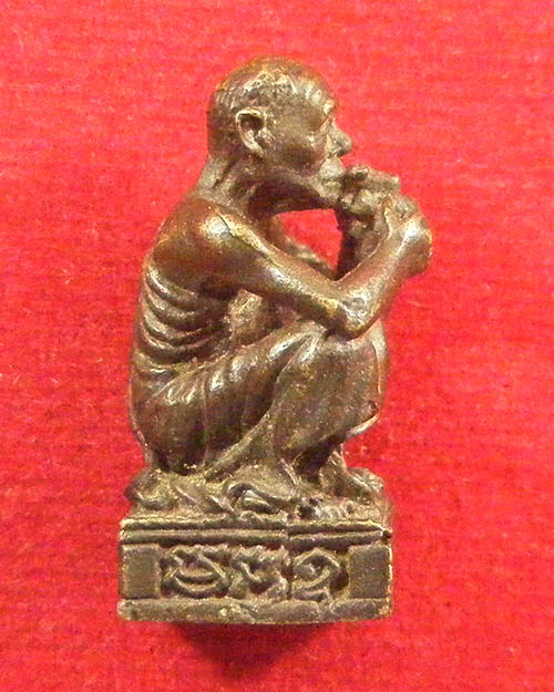 รูปหล่อ เอกลักษณ์ นั่งยอง หลวงพ่อคูณ ปริสุทโธ วัดบ้านไร่