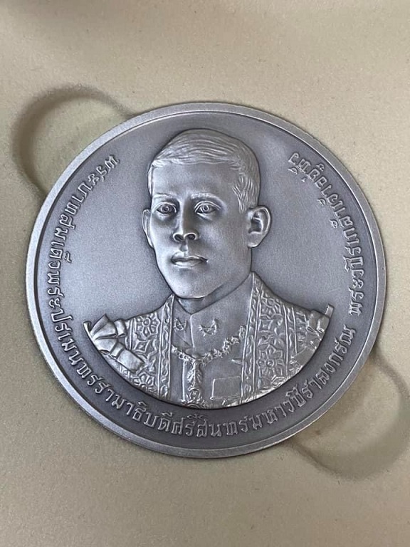 เหรียญที่ระลึกพระราชพิธีบรมราชาภิเษก ในหลวงรัชกาลที่10 เนื้อเงิน รมดำ พ่นทราย