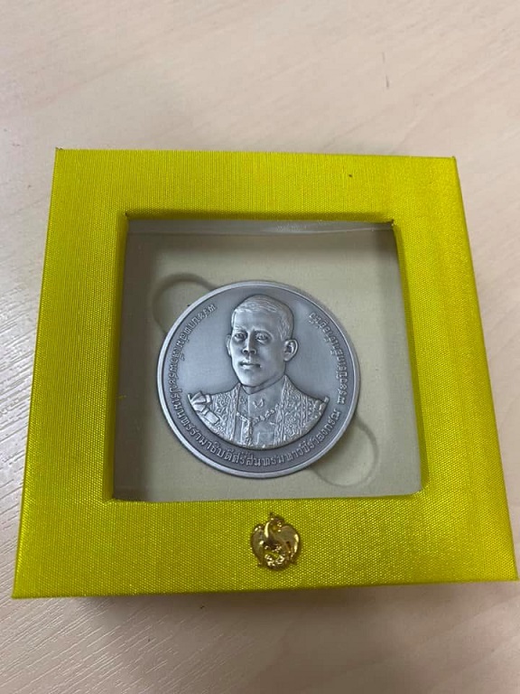 เหรียญที่ระลึกพระราชพิธีบรมราชาภิเษก ในหลวงรัชกาลที่10 เนื้อเงิน รมดำ พ่นทราย