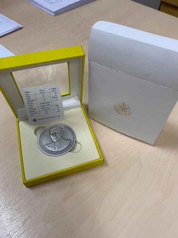 เหรียญที่ระลึกพระราชพิธีบรมราชาภิเษก ในหลวงรัชกาลที่10 เนื้อเงิน รมดำ พ่นทราย