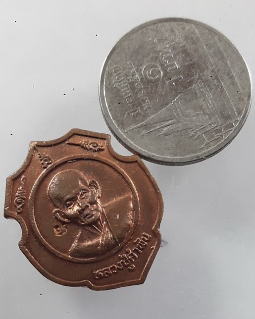 “ เหรียญโลห์เล็ก เยือนอินเดีย หลวงปู่คำพัน โฆสปัญโญ วัดธาตุมหาชัย จ.นครพนม ปี 2537 ตอกโค๊ตสวยๆครับ ”