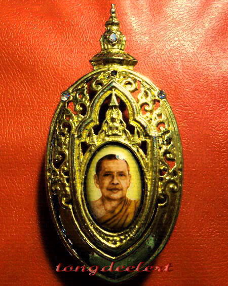 ล็อกเก็ตหลวงพ่อฤาษีลิงดำ วัดท่าซุง กะไหล่ทองประดับเพชร สวยมากค่ะ