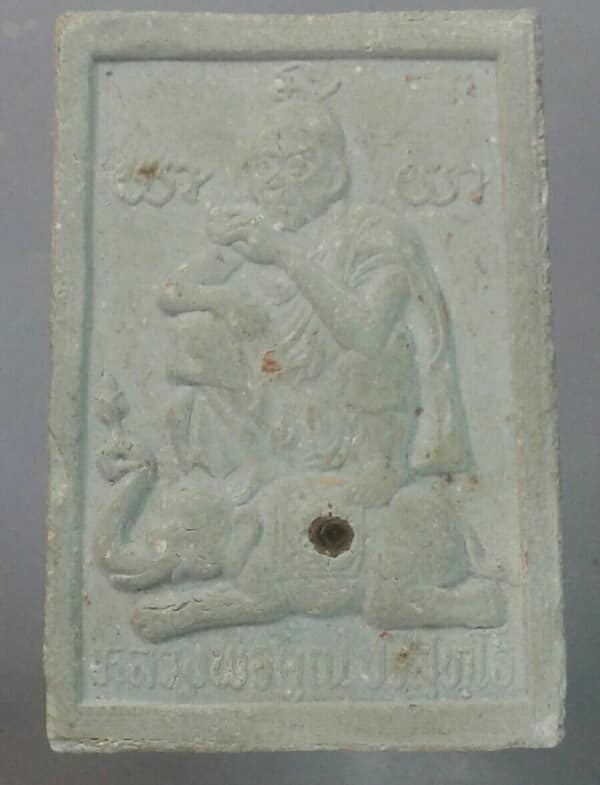 พระผงหลวงพ่อคูณ ฝังพลอย     เคาะเดียวครับ