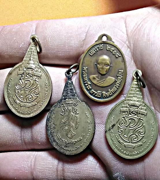 จัด 4 เหรียญไวไวเหรียญเอกราชหลวงพ่อฤาษีลิงดำ1 พร้อมเหรียญพระชัยหลังช้าง 3 เหรียญ