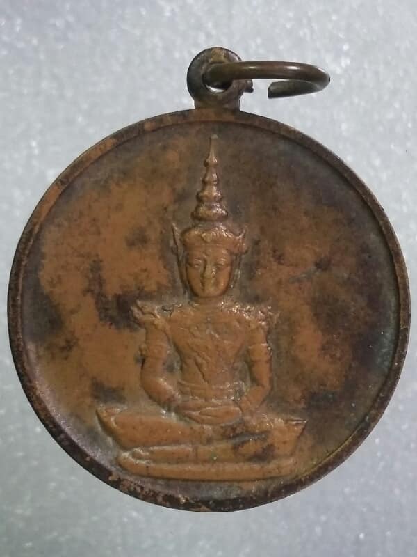 เหรียญพระแก้วมรกต บูรณะฉัตร ปี๓๑     เคาะเดียวครับ