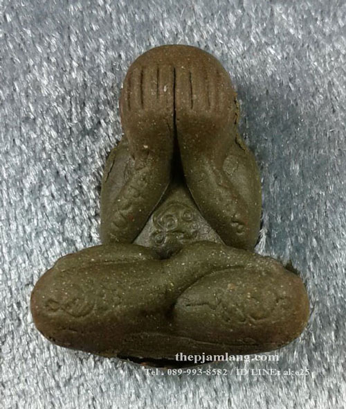 พระปิดตามหาสิทธิโชค หลวงปู่แก้ว วัดสะพานไม้แก่น สงขลา เนื้อผงพุทธคุณ ไม่จุ่มรัก ก้นทองแดง ปี 2562