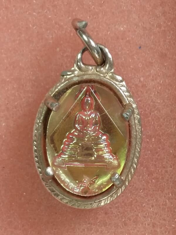 ล๊อกเก็ตหลวงพ่อโสธรหลัง นางกวัก  เคาะเดียวครับ 