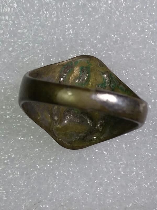 แหวนนางกวัก หลวงพ่อกวย วัดโฆษิตาราม กะไหล่เงิน   เคาะเดียวครับ