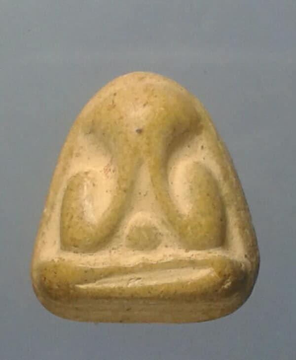 พระปิดตาเนื้อผง เล็กๆ ไม่ทราบวัด    เคาะเดียวแดงครับ    