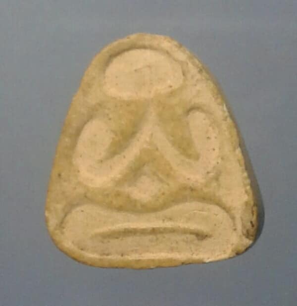 พระปิดตาเนื้อผง เล็กๆ ไม่ทราบวัด    เคาะเดียวแดงครับ    