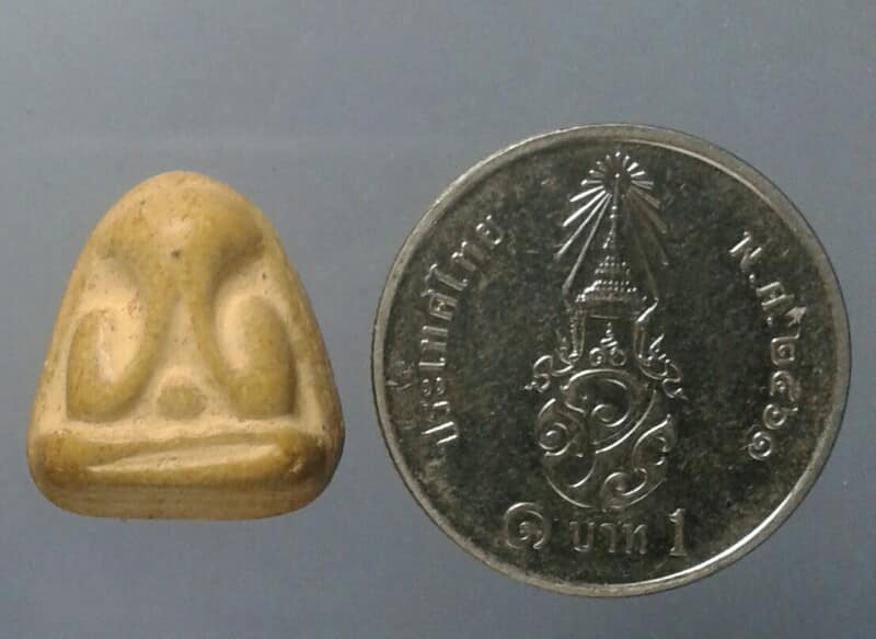 พระปิดตาเนื้อผง เล็กๆ ไม่ทราบวัด    เคาะเดียวแดงครับ    