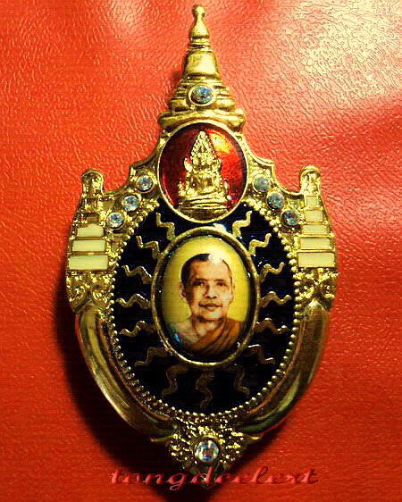 ล็อกเก็ตหลวงพ่อฤาษีลิงดำ วัดท่าซุง กะไหล่ทองลงยาประดับเพชร สวยมากค่ะ