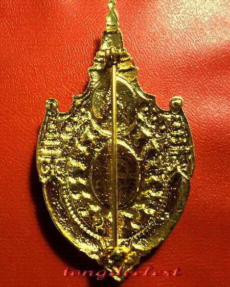 ล็อกเก็ตหลวงพ่อฤาษีลิงดำ วัดท่าซุง กะไหล่ทองลงยาประดับเพชร สวยมากค่ะ