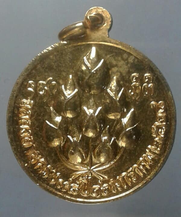 เหรียญหลวงปู่แหวนครบ๙๘ปี ๒๕๒๘ กะไหล่ทอง    เคาะเดียวแดงครับ