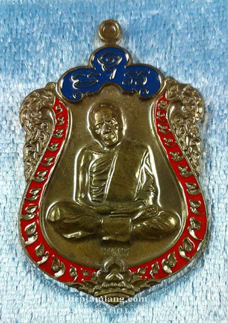เหรียญเสมาบูรพาจารย์ หลวงปู่ทิม อิสริโก วัดกุฏโง้ง ชลบุรี เนื้อชนวน ลงยาบนน้ำเงิน ขอบแดง ปี 2561