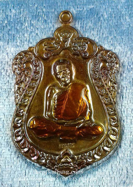 เหรียญเสมาบูรพาจารย์ หลวงปู่ทิม อิสริโก วัดกุฏโง้ง ชลบุรี เนื้อทองสัมฤทธิ์ ลงยาจีวรเหลือง ปี 2561