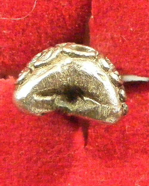 พระปิดตา เนื้อโลหะ ไม่ทราบเกจิ บรรบายตามภาพ