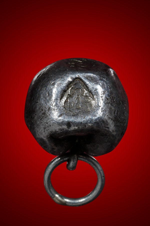 เงินพดด้วงสมัย รัชกาลที่ 1 ตราอุณาโลม-จักร ขนาดหนึ่งบาท ห่วงเงินเชื่อมเก่า