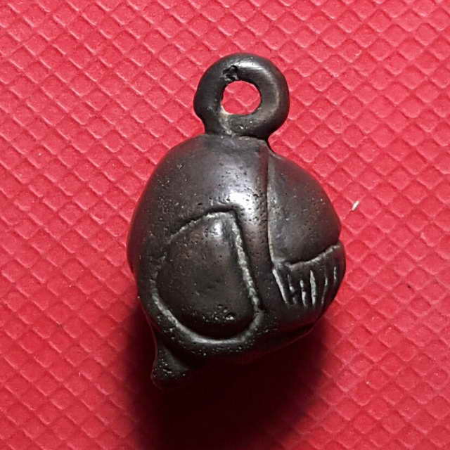 พระปิดตาพิมพ์ปักเป้า หลวงพ่อดำ วัดกุฎิ ปราจีนบุรี สร้างราวๆ ปี 2430 (เคาะเดียวแดง)