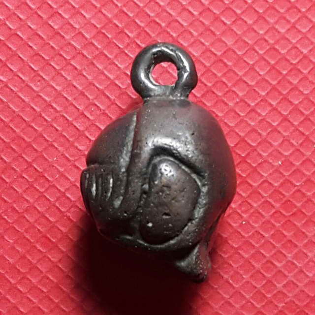 พระปิดตาพิมพ์ปักเป้า หลวงพ่อดำ วัดกุฎิ ปราจีนบุรี สร้างราวๆ ปี 2430 (เคาะเดียวแดง)