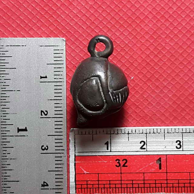 พระปิดตาพิมพ์ปักเป้า หลวงพ่อดำ วัดกุฎิ ปราจีนบุรี สร้างราวๆ ปี 2430 (เคาะเดียวแดง)