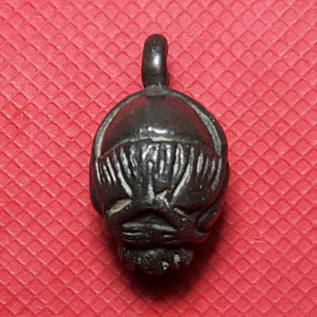 พระปิดตาพิมพ์ปักเป้า หลวงพ่อดำ วัดกุฎิ ปราจีนบุรี สร้างราวๆ ปี 2430 (เคาะเดียวแดง)