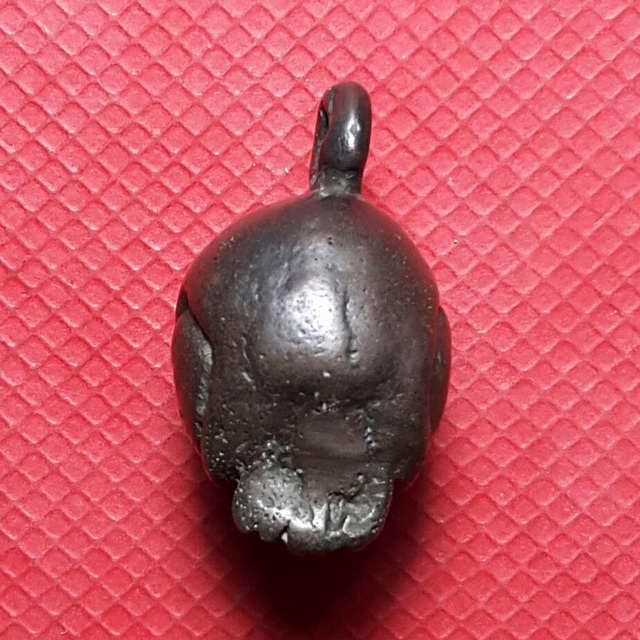 พระปิดตาพิมพ์ปักเป้า หลวงพ่อดำ วัดกุฎิ ปราจีนบุรี สร้างราวๆ ปี 2430 (เคาะเดียวแดง)